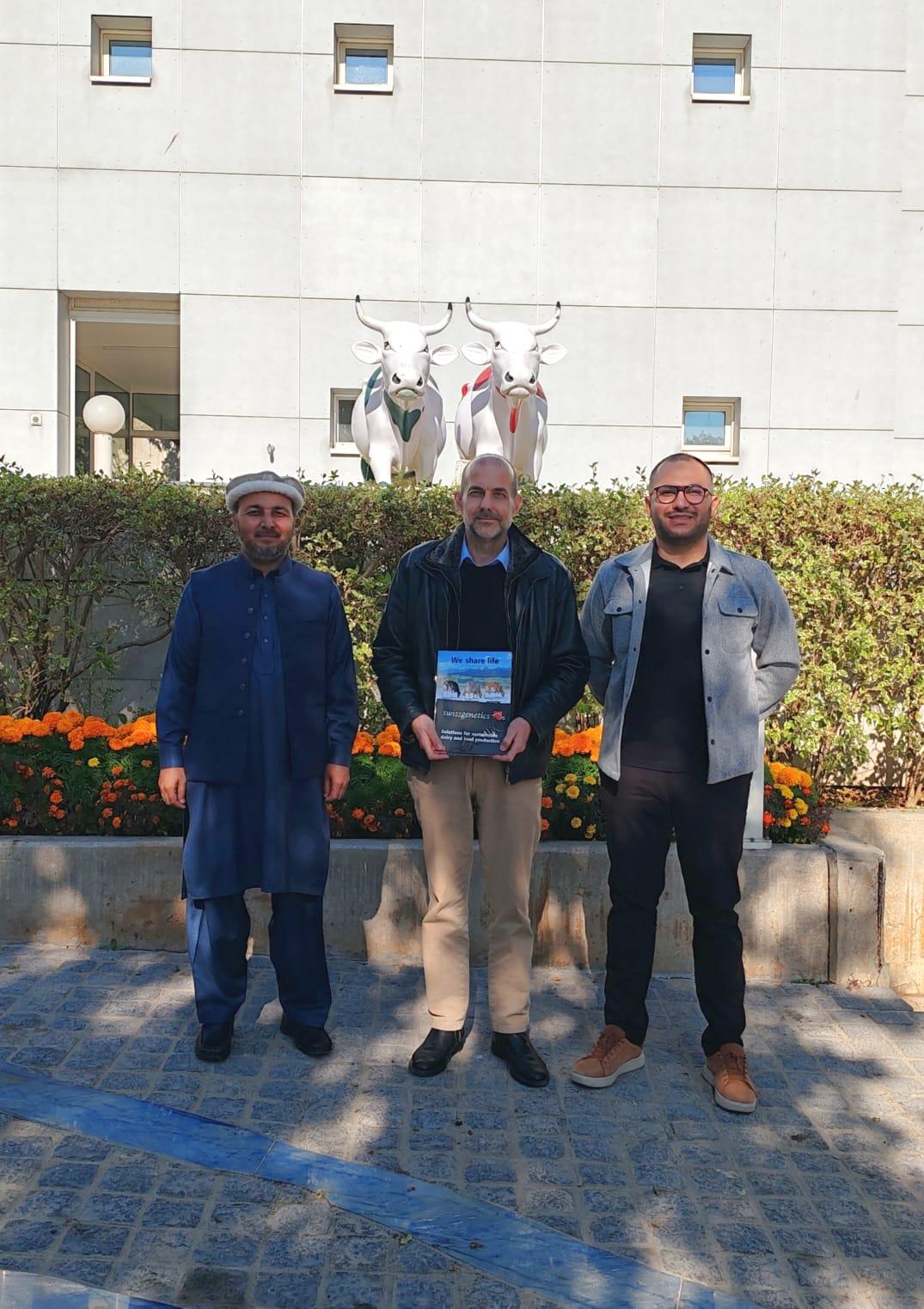Dr. Mukhtar, verantwortlicher Tierarzt Agristock Solutions, Georg Steiner, Schweizer Botschafter in Pakistan und Kenan Kocer, Export Sales Manager Swissgenetics